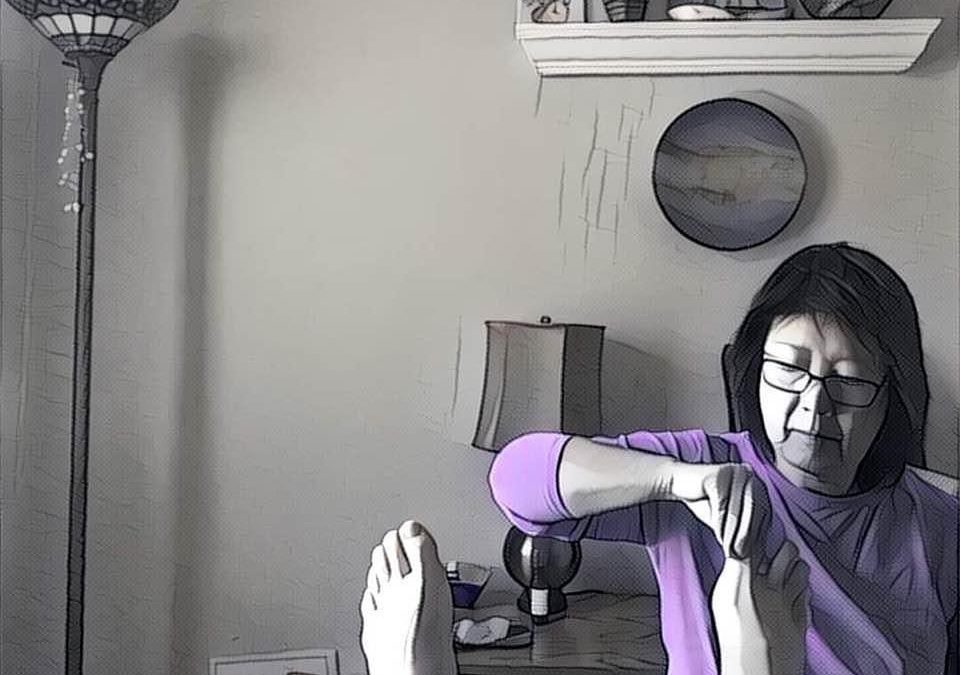 Animated certified reflexologist #helenchinlui of the #healingplacemedfield doing #headache #relief with #reflexology